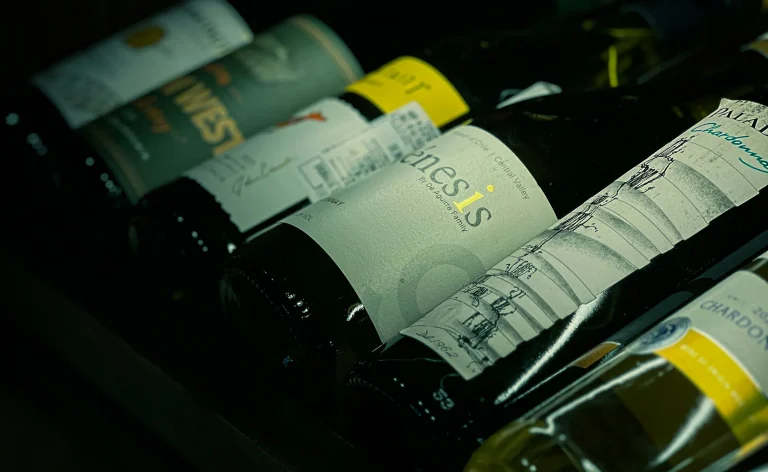 Erfahren Sie, welche Nährstoffangaben bei Wein verpflichtend sind, wie der Brennwert berechnet wird und wie Sie durch digitale Lösungen wie QR-Codes Ihre Kennzeichnung optimieren können.